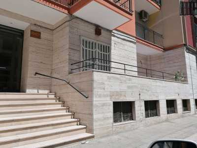 ...ma soprattutto in via Pessina, si trovano alcuni esempi di balconi �poco cresciuti�